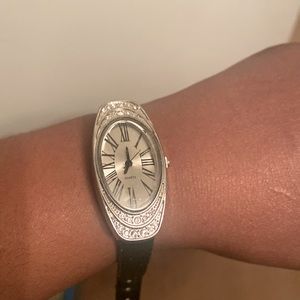 Elegant oval face watch